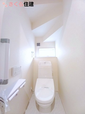 宇都宮瑞穂野第３ ２号棟のトイレ|座り立ちを助ける手すりがついています