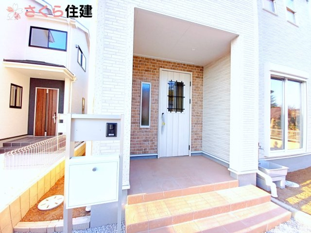 宇都宮瑞穂野第３ ２号棟の玄関|インターフォンとポストが独立してます。玄関ポーチも雨に濡れない設計です