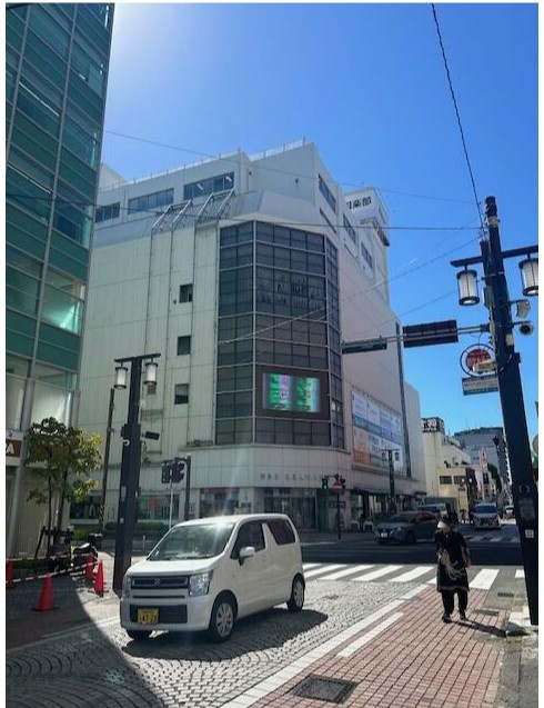 ジャンボーナックビルの外観