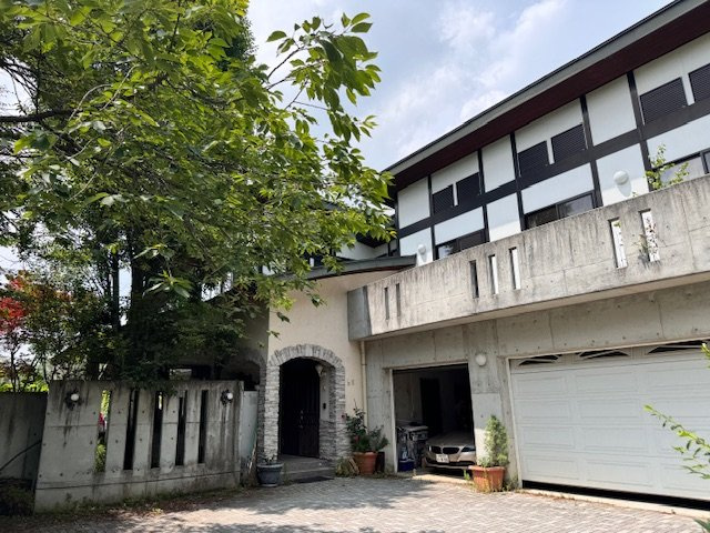 西軽井沢 追分 インナーガレージ付中古戸建の外観|コンクリートで重厚感ある玄関付近の外観