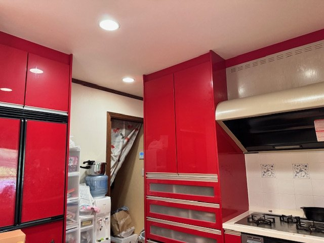 西軽井沢 追分 インナーガレージ付中古戸建のキッチン|ふんだんな収納スペースのキッチン