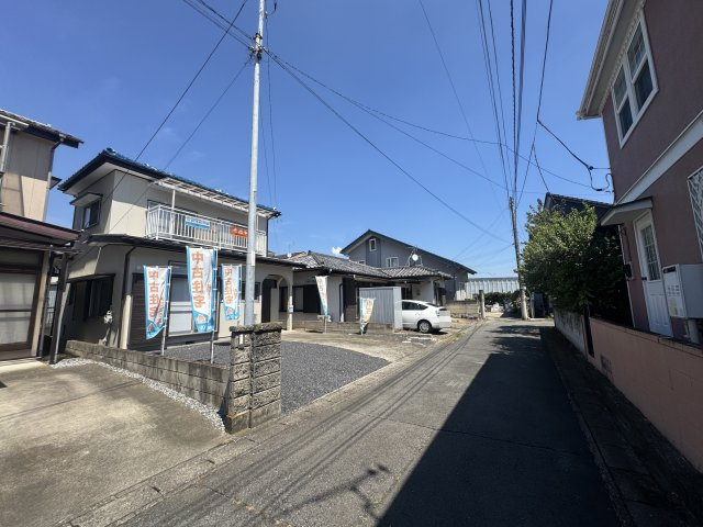 前橋市龍蔵寺町　中古住宅の前面道路含む現地写真|南側前面道路幅員約4.0ｍ