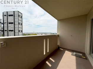 南向きバルコニーは日照が豊富で温暖な陽光を受けられ、植物の育成やリラックススペースとして活用可能です。洗濯物の乾燥が速く、快適な生活環境を提供。自然の光を取り込み、室内を明るくしてくれます。
