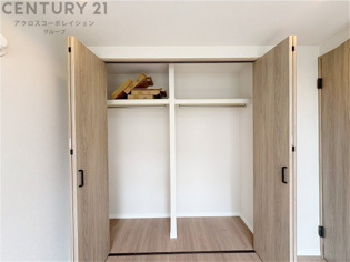 衣類やアクセサリー、小物類の収納が便利で整理整頓がしやすく、部屋の美観を保ちつつ、スペースを最大限に活用できます。衣服のしわやダメージを防ぎ、長持ちさせることができます。
