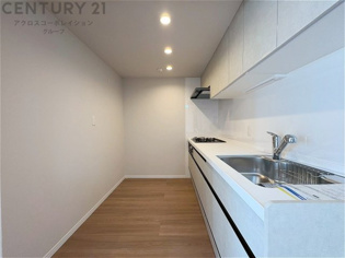 壁付けシステムキッチンはスペースの最大限の有効活用が可能で、動線がスムーズになり調理や準備が快適で効率的に行えます。収納スペースや吊り戸棚が設けられ、調理器具や食器類をスマートに収納できます。
