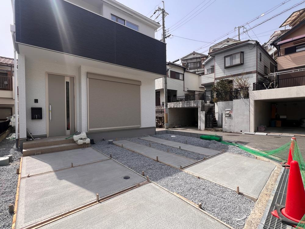 長尾台３丁目　新築一戸建ての駐車場|駐車２台
■物件内覧・資金計画相談・住宅ローン相談、リフォーム相談、お問合せ受付中■
※当日・翌日のご内覧、ご相談はお電話でのお問合せがスムーズです！