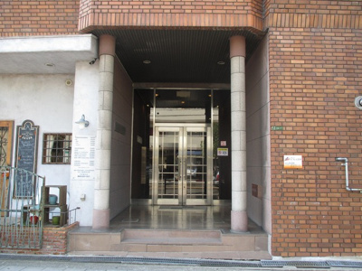 【エントランス】 | レインボー豊里 | 外観にマッチしたエントランス