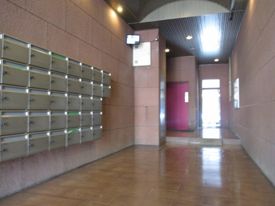 【エントランス】 | レインボー豊里 | 防犯モニターがあるエントランスロビーです