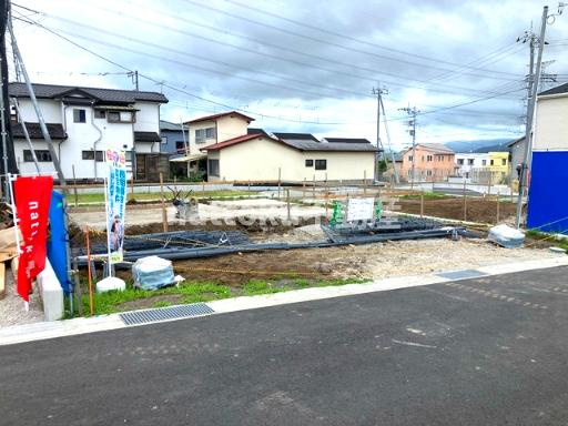 富士宮市万野原新田の新築一戸建の前面道路含む現地写真