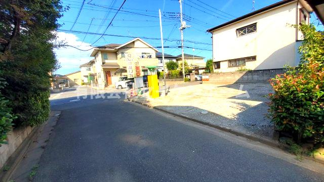 深谷市東方　建築条件なし売地の前面道路含む現地写真