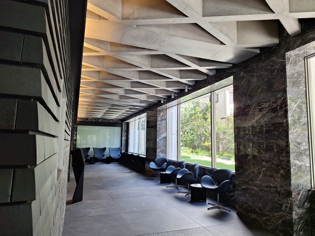 パルテメゾン中落合のエントランス|★折り紙をイメージした天井意匠は伝統とモダンが融合したデザインです★