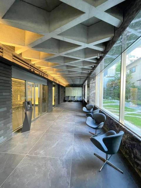 パルテメゾン中落合のロビー|★窓が大きく天井が高いため開放的なエントランスホールです★