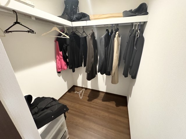 ソーラー、ハイブリッド給湯器、乾燥機付き！綺麗で大きな一軒家　七本木の収納|広いウォークインクローゼットです