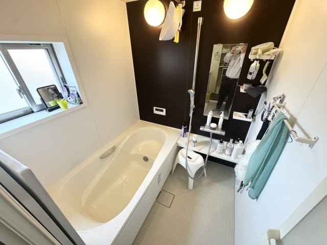 ソーラー、ハイブリッド給湯器、乾燥機付き！綺麗で大きな一軒家　七本木の浴室|きれいなお風呂です