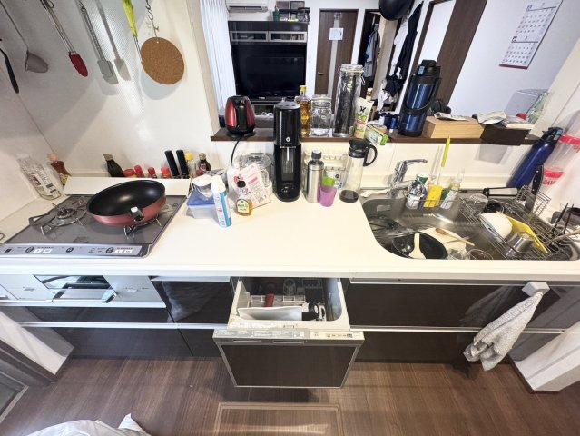 ソーラー、ハイブリッド給湯器、乾燥機付き！綺麗で大きな一軒家　七本木のキッチン|お料理しやすいキッチンです