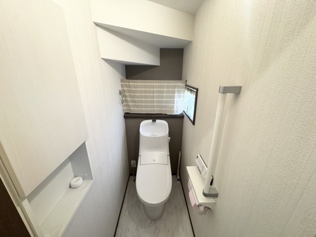 ソーラー、ハイブリッド給湯器、乾燥機付き！綺麗で大きな一軒家　七本木のトイレ|清潔感のあるトイレです