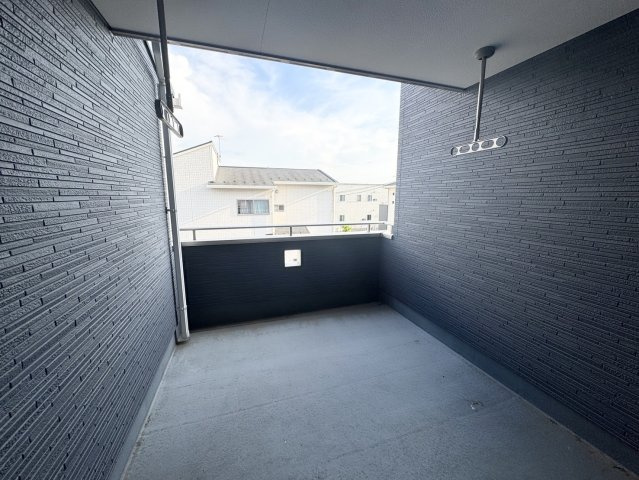 ソーラー、ハイブリッド給湯器、乾燥機付き！綺麗で大きな一軒家　七本木のバルコニー|外からの目が気にならないバルコニーで洗濯物が干せます