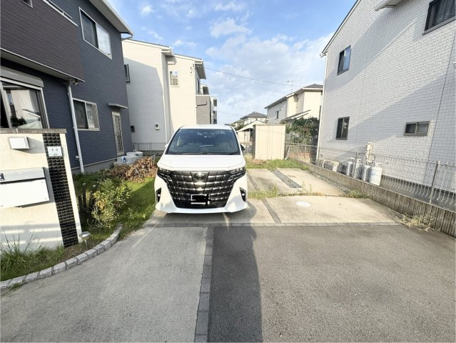 ソーラー、ハイブリッド給湯器、乾燥機付き！綺麗で大きな一軒家　七本木の駐車場|駐車場の用意があります