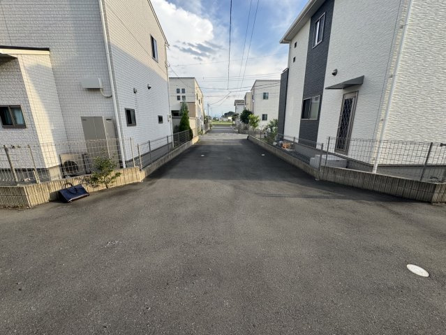 ソーラー、ハイブリッド給湯器、乾燥機付き！綺麗で大きな一軒家　七本木の前面道路含む現地写真|前面道路含む現地写真です