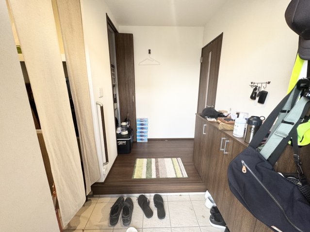 ソーラー、ハイブリッド給湯器、乾燥機付き！綺麗で大きな一軒家　七本木の玄関|玄関です