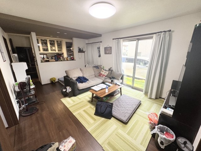 ソーラー、ハイブリッド給湯器、乾燥機付き！綺麗で大きな一軒家　七本木の居間・リビング|こちらのリビングで趣味の時間をお楽しみください