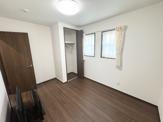 ソーラー、ハイブリッド給湯器、乾燥機付き！綺麗で大きな一軒家　七本木の洋室|スタンダードな洋室です