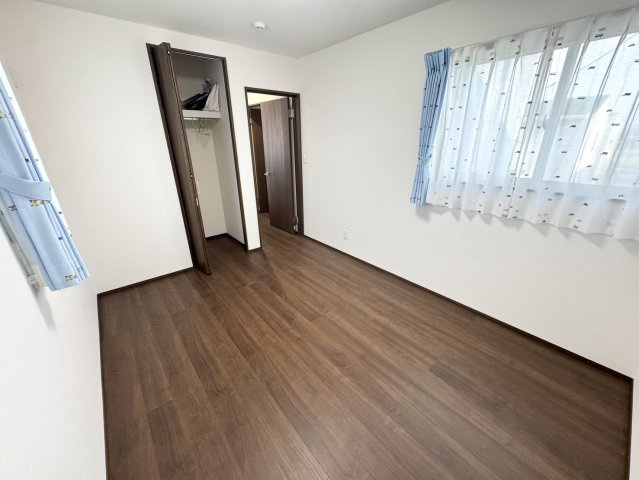 ソーラー、ハイブリッド給湯器、乾燥機付き！綺麗で大きな一軒家　七本木の洋室|個人の部屋や寝室として使える洋室です