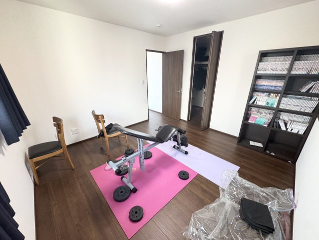 ソーラー、ハイブリッド給湯器、乾燥機付き！綺麗で大きな一軒家　七本木の洋室|ゆったりした洋室です