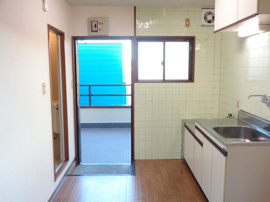 左手は浴室・トイレ入口