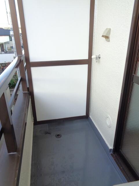 バルコニーの洗濯機置場