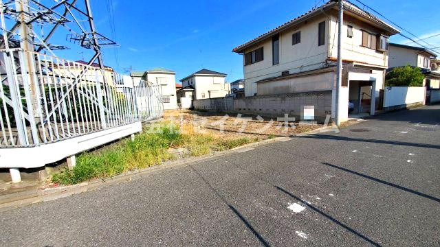 深谷市稲荷町3丁目　建築条件無し売地の前面道路含む現地写真