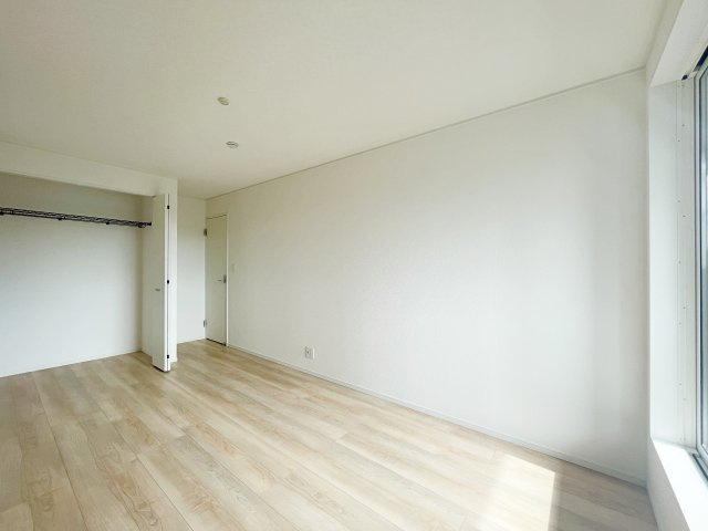 新築戸建・建売　福島市松川町木曽内裡　CRADLE GARDEN　全4棟の洋室|2面採光で明るい洋室です！ホワイト基調の爽やか空間からインナーバルコニーにも出られます♪