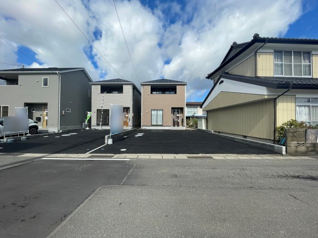 新築戸建・建売　福島市松川町木曽内裡　CRADLE GARDEN　全4棟の前面道路含む現地写真