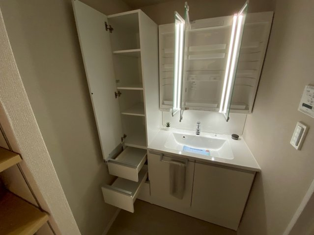 セントアイナ藤が丘の独立洗面台|三面鏡付シャンプードレッサー洗面台で朝の忙しい準備も楽々♪