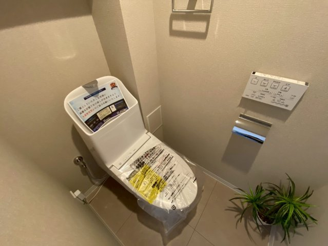 セントアイナ藤が丘のトイレ|明るく清潔感のあるトイレです！備え付けの吊棚収納があるのでスッキリ片付きます！