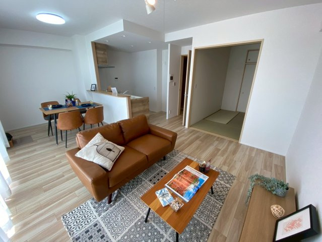 セントアイナ藤が丘の居間・リビング|大きな窓から陽の光がたっぷり注ぐ、明るいリビングです♪