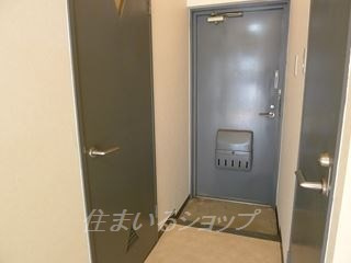 河原マンションK-5の玄関