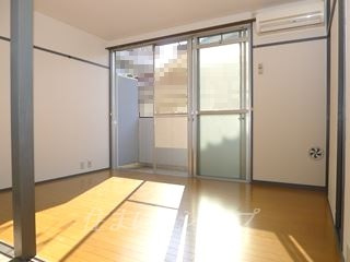 河原マンションK-5の居間・リビング|エアコン付き