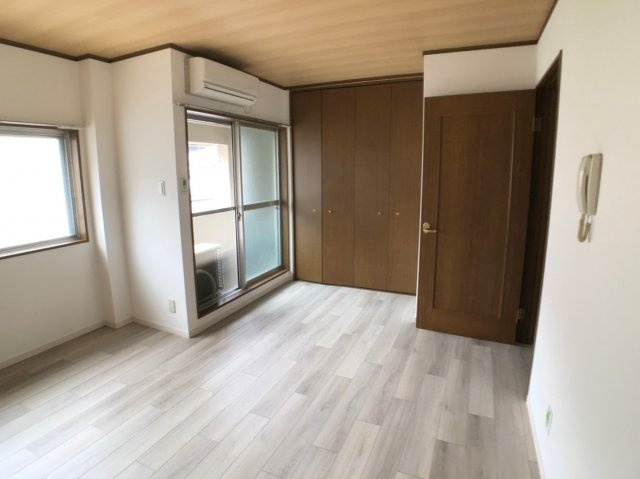 ラデファンスの洋室