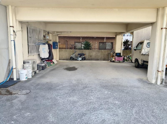 那覇市国場　一棟マンションの駐車場