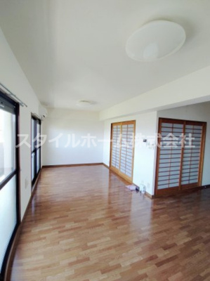 【居間・リビング】 | フロールI | ゆったりとした別部屋写真です。です