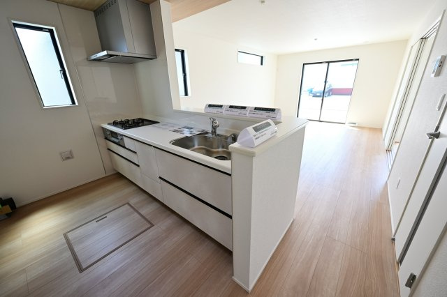 【キッチン】 | 大泉町吉田2期2棟 グラファーレ　1号棟 | 人気の対面式キッチン。お食事の準備をしながらでもご家族とのコミュニケーションを楽しめます♪