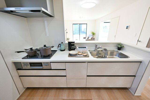 【キッチン】 | 大泉町吉田2期2棟 グラファーレ　1号棟 | システムキッチンは女性目線で設計されており、シンクも広く使いやすい設計です♪
