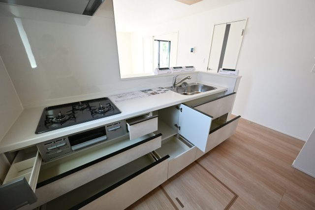 【キッチン】 | 大泉町吉田2期2棟 グラファーレ　1号棟 | 家族並んで料理ができるワイドカウンターのキッチン♪ 
スライド収納でラクラク収納できます♪  