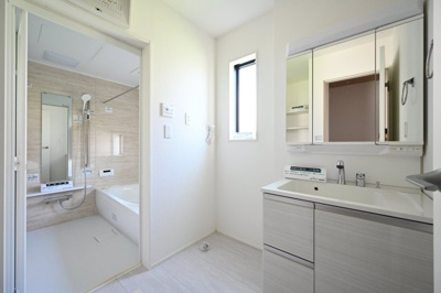 【独立洗面台】 | 大泉町吉田2期2棟 グラファーレ　1号棟 | 3面鏡付きの洗面台は後ろが見えるのでヘアセットがバッチリ決まります！