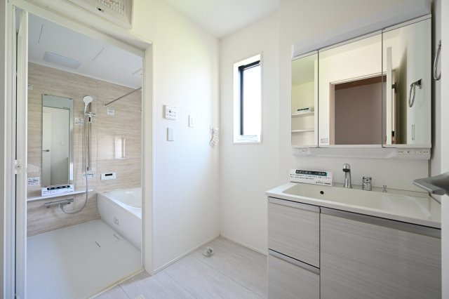 【独立洗面台】 | 大泉町吉田2期2棟 グラファーレ　1号棟 | 3面鏡付きの洗面台は後ろが見えるのでヘアセットがバッチリ決まります！