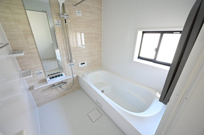 【浴室】 | 大泉町吉田2期2棟 グラファーレ　1号棟 | 清潔感あるお風呂はフルオートバスでお湯張りもラクラク♪
お風呂は窓があるので換気もできます。