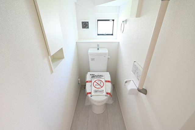 【トイレ】 | 大泉町吉田2期2棟 グラファーレ　1号棟 | 暖房便座などがついた高機能シャワートイレです。