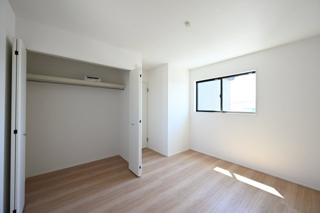【洋室】 | 大泉町吉田2期2棟 グラファーレ　1号棟 | 2階の各居室にはしっかりとした容量のスペースを確保しているので、お部屋は美しい空間を保てますね♪