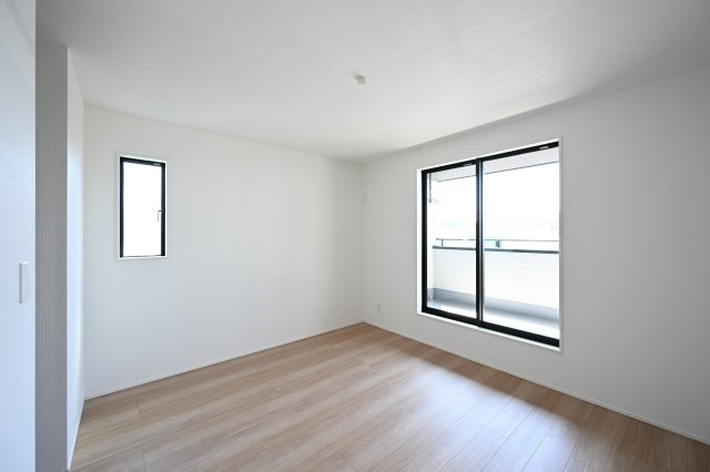 【洋室】 | 大泉町吉田2期2棟 グラファーレ　1号棟 | 2階のベッドルームはバルコニーとつながっています。
たっぷり光が入るので気持ちよく目覚められます♪ 